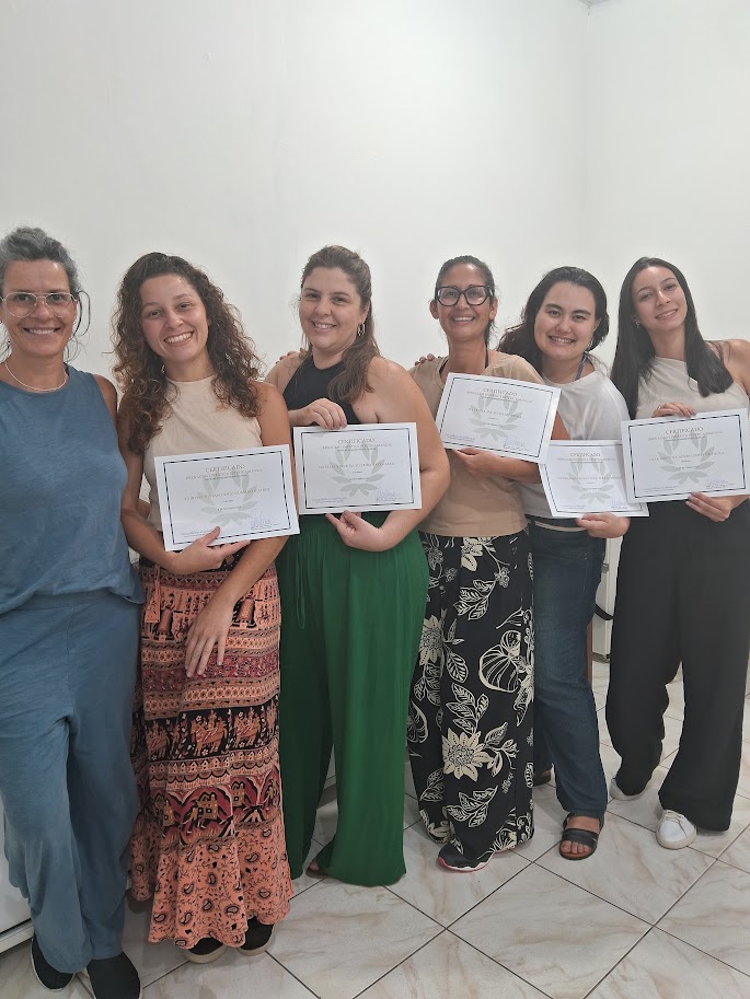 Grupo de seis alunas com certificados, incluindo Paula Paloma