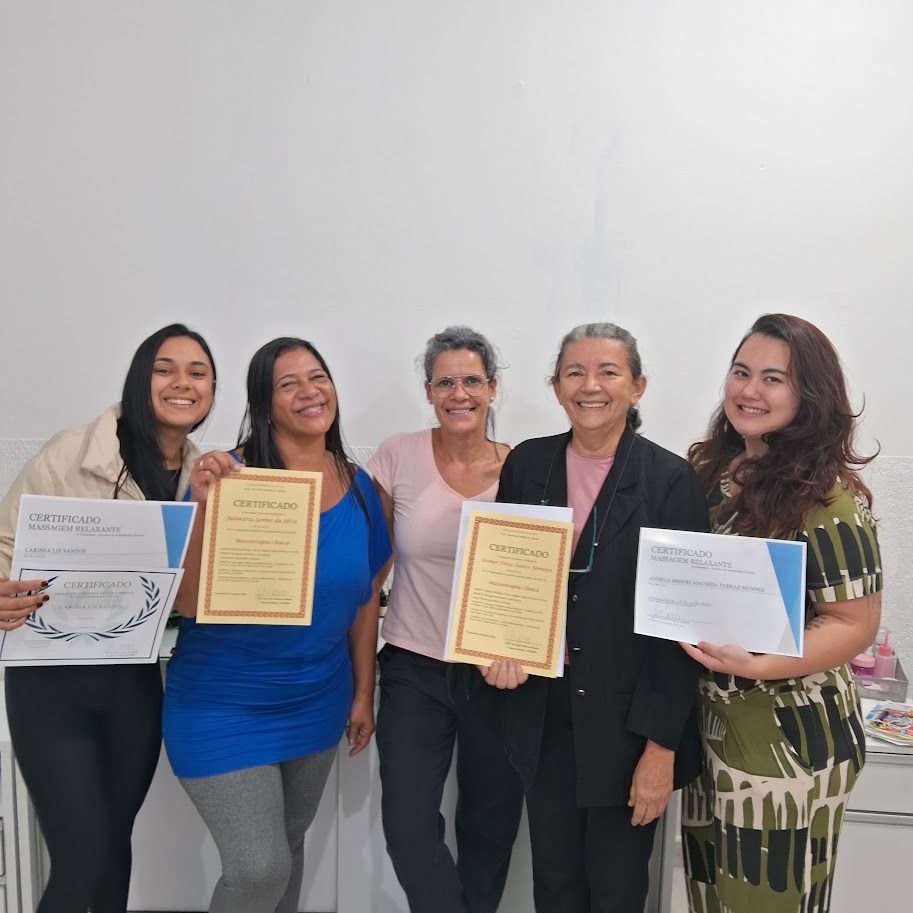 Alunas do curso de Massagem Relaxante com certificados