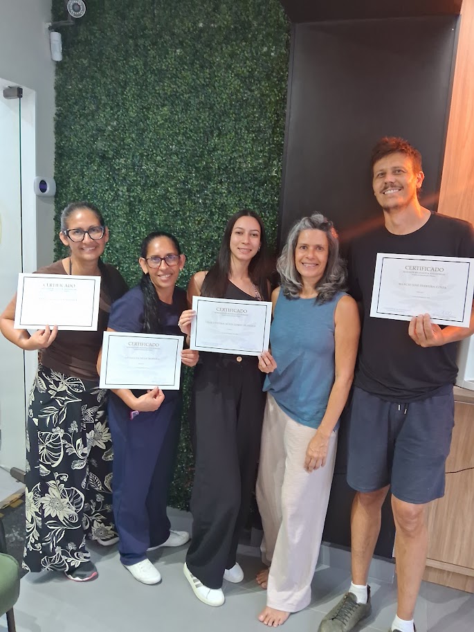 Turma de 2025 com os certificados em mãos