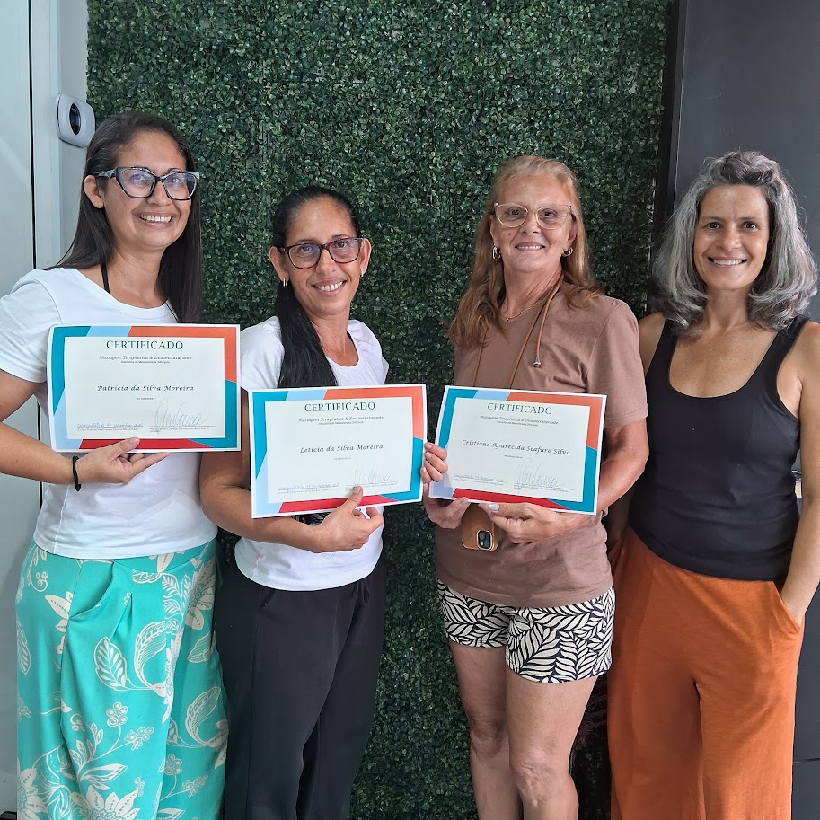 Grupo de quatro alunas com certificados