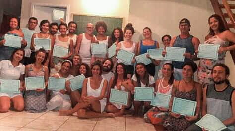 Grande turma reunida com certificados